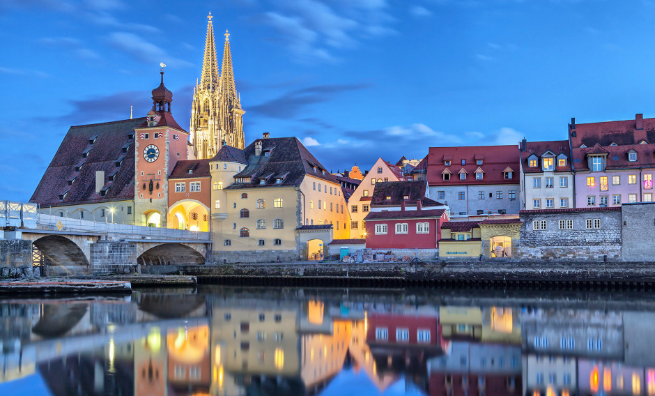 Regensburg mit Dom und Donau am Abend