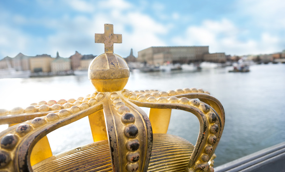 Stadtansicht mit Kronenverzierung auf Brücke in Stockholm   