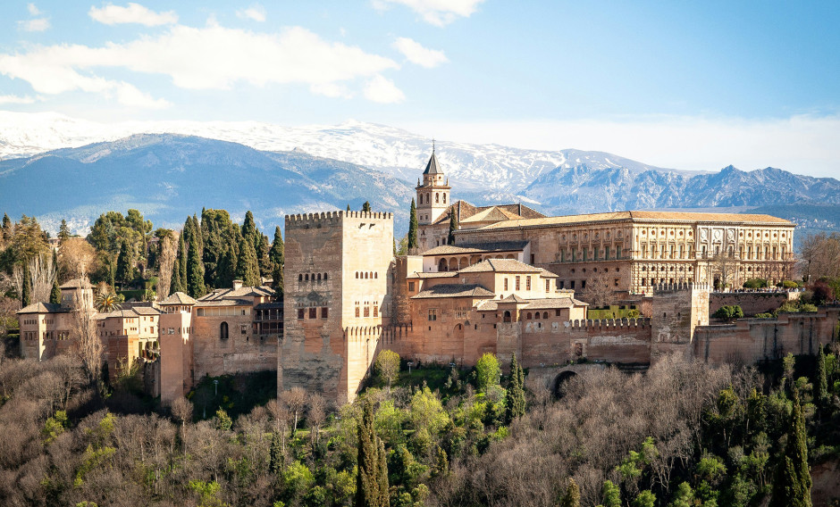 Blick auf Granada mit schneebedeckten Bergen im Winter