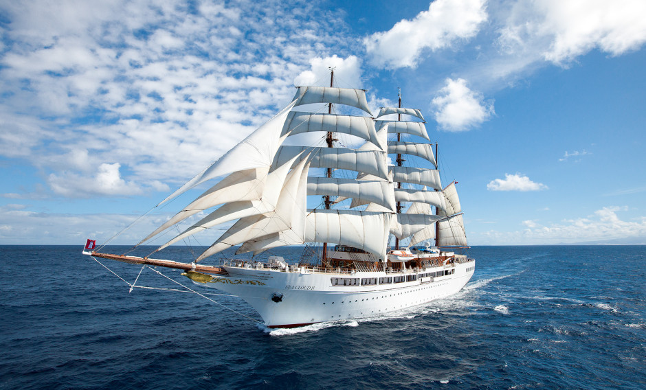 Das Segelschiff Sea Cloud II auf See bei blauem Himmel