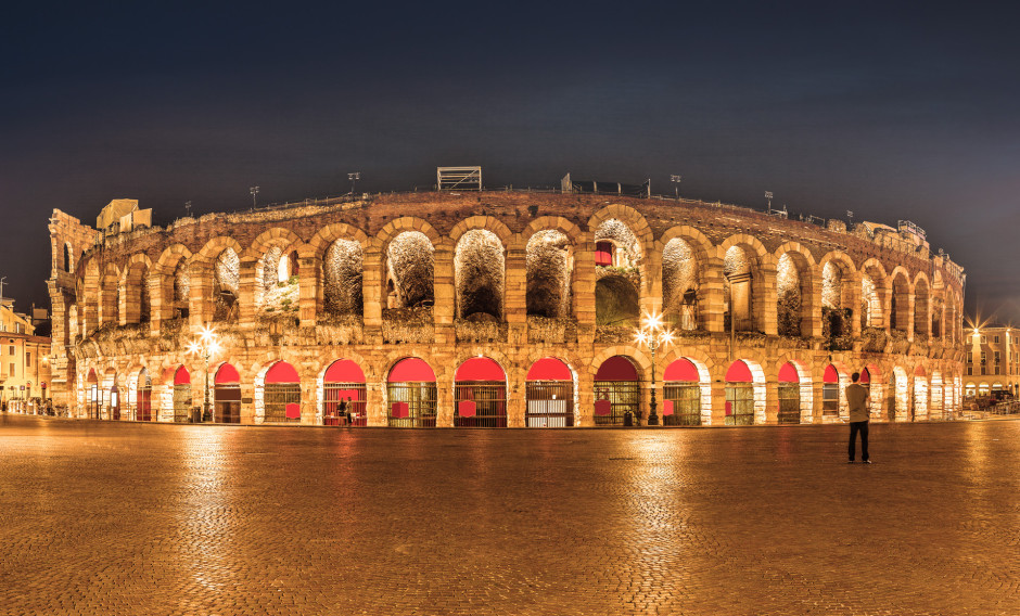 Teaser: Blick auf die Fassade der abendlich beleuchteten Arena von Verona    