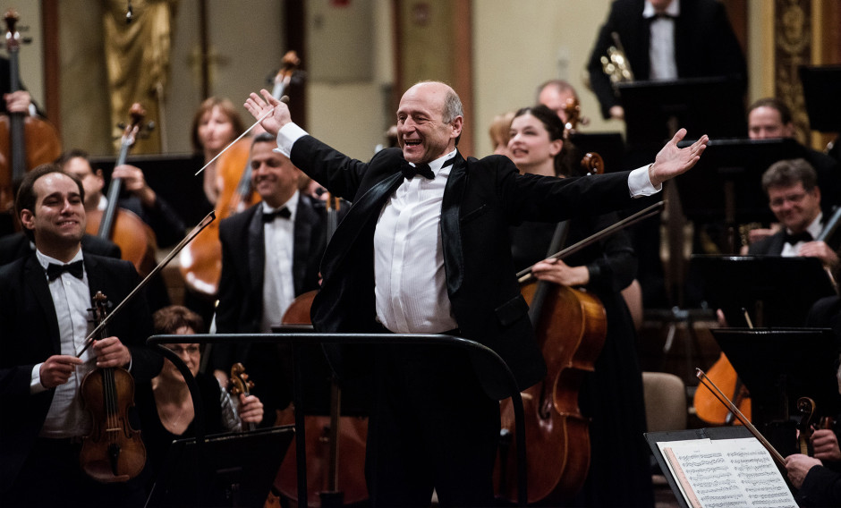Der Dirigent Ivan Fisher mit dem Budapest Festival Orchestra beim Applaus 