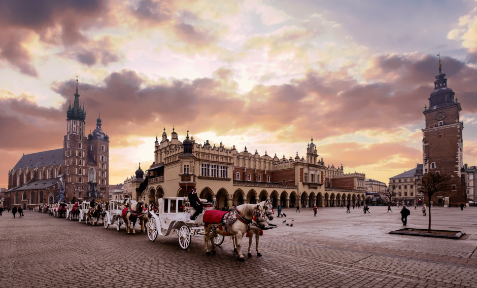 Marktplatz in Krakau mit Pferdekutschen   