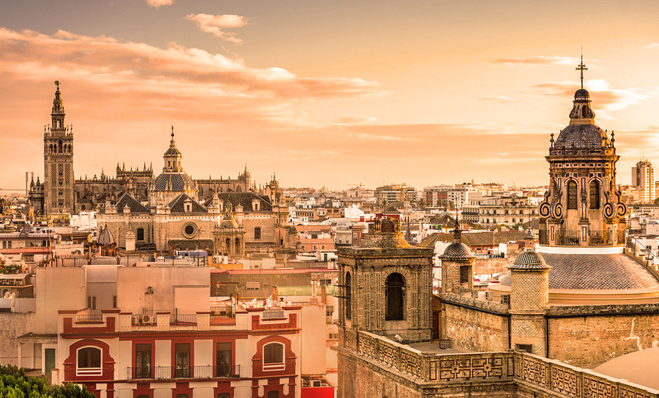 Blick auf die Altstadt von Sevilla mit Dom im Hintergrund