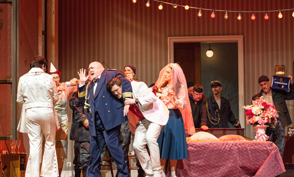 Szene aus "Die schweigsame Frau" an der Staatsoper Unter den Linden