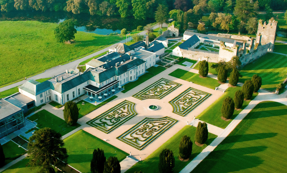 Luftaufnahme der historischen Gebäude und der Parkanlage von The Castlemartyr Resort in Südirland