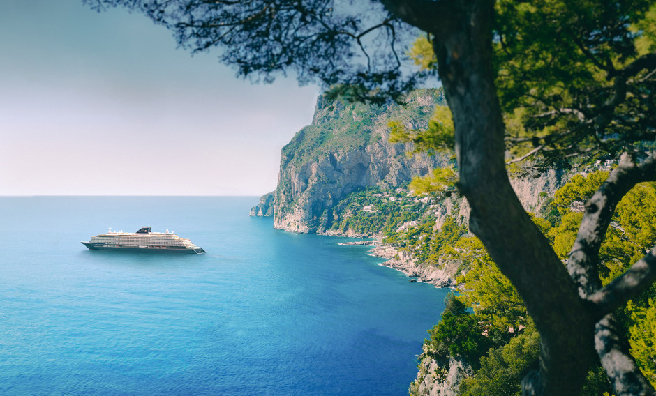 Teaser:: Blick auf die Explora 1 an der Mittelmeerküste      