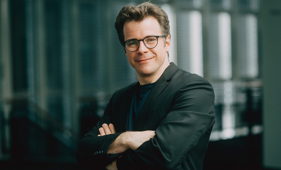 Portrait des Dirigenten Jakub Hrůša