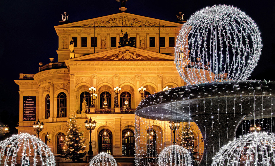 Alte Oper Frankfurt Blick auf die weihnachtlich geschmückte Alte Oper Frankfurt