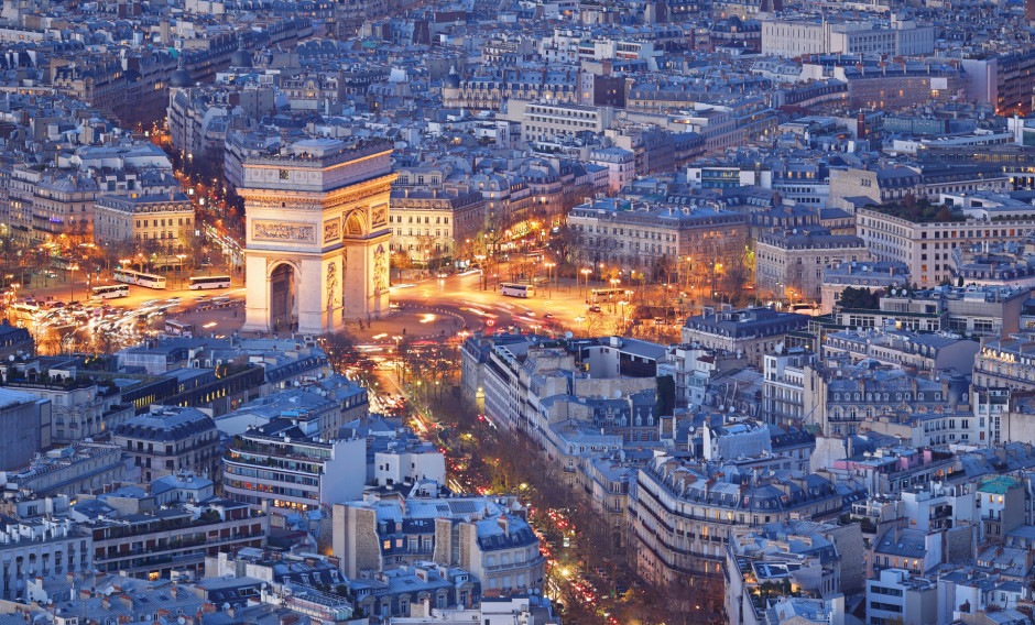 Blick über das abendlich beleuchtete Paris mit Arc de triomphe 