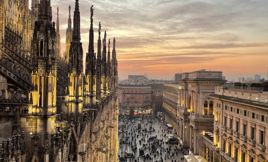 Blick vom Mailänder Dom auf den Domplatz mit Passanten