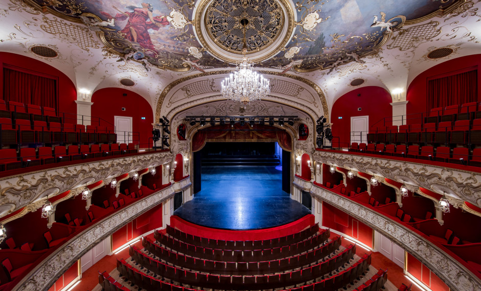 Blick auf Zuschauerraum und Bühne des Landestheaters Salzburg