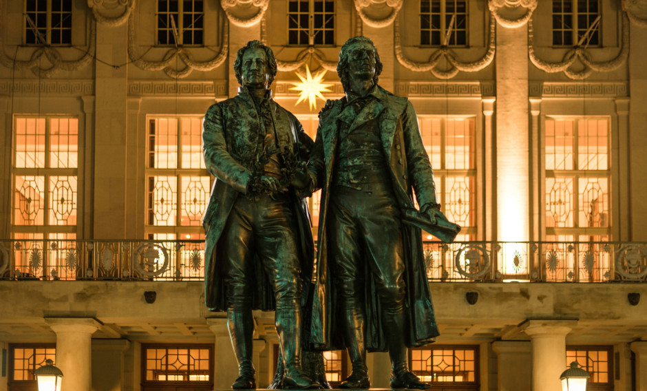 Goethe- und Schillerdenkmal vor weihnachtlich dekoriertem Theater in Weimar    