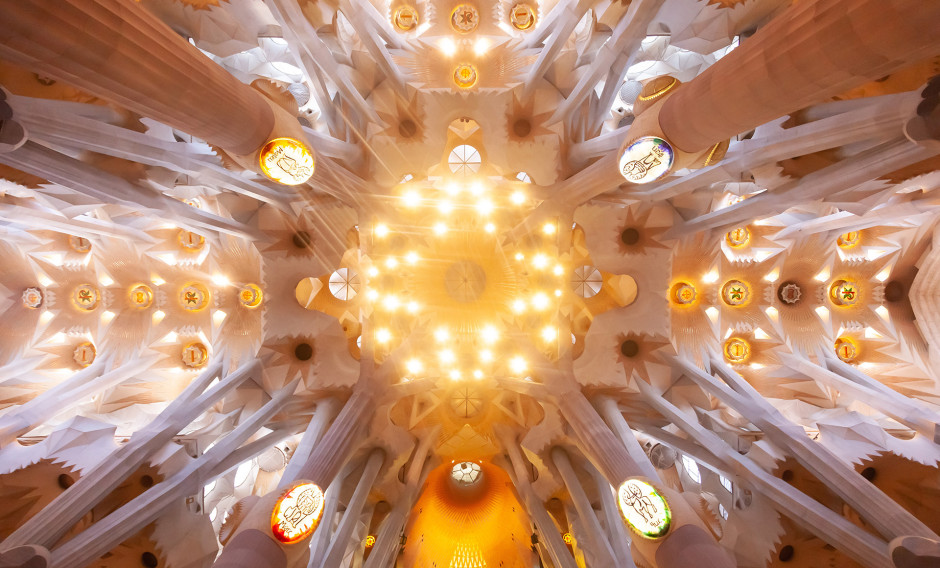 Blick in die Deckengewölbe der Sagrada Familia