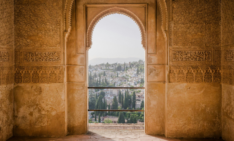 Granada Blick aus einem Tor der Alhambra auf Granada
