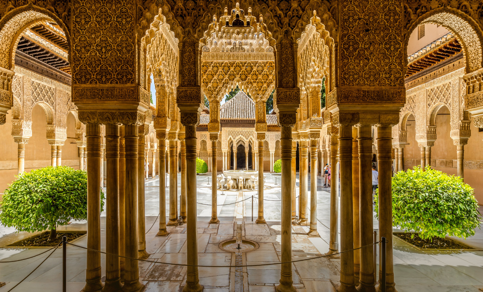 Blick in den Hof der Löwen in der Alhambra, Granada