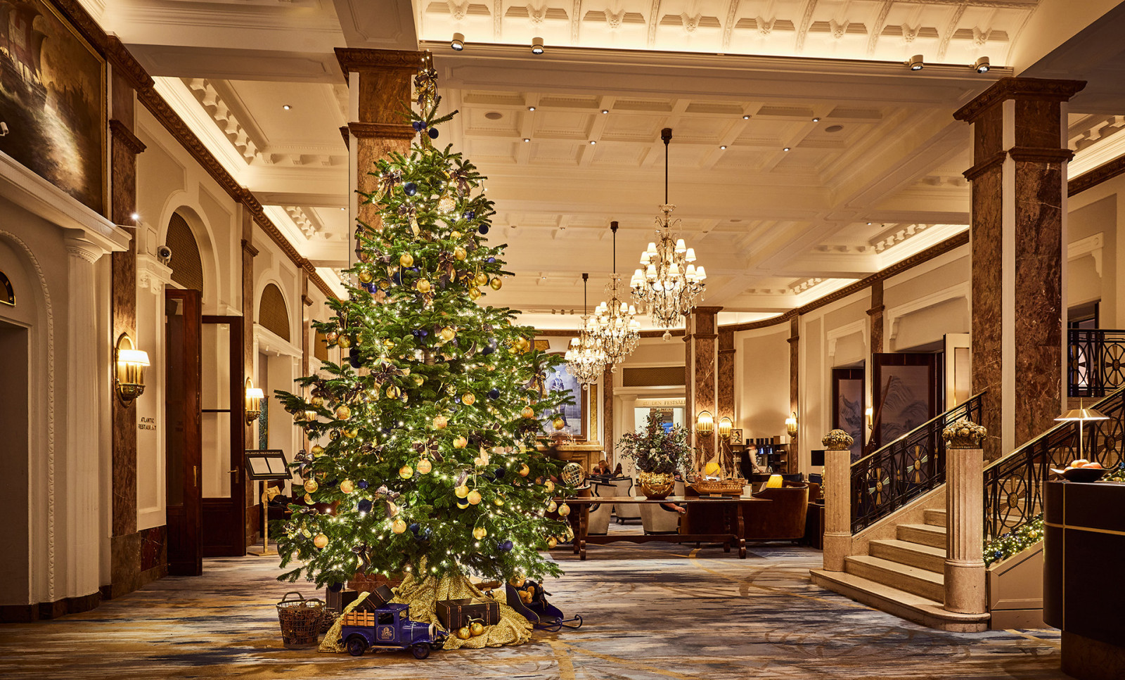 Teaser: Der festlich geschmückte Eingangsbereich mit Weihnachtsbaum im Hotel Atlantic Hamburg    