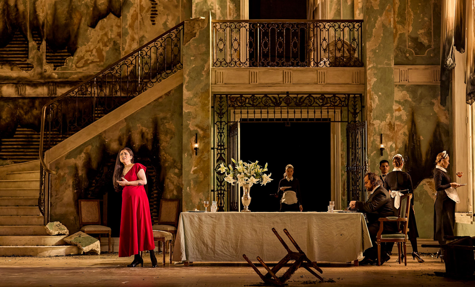 Szene aus "Il Trovatore" an der Staatsoper Hamburg