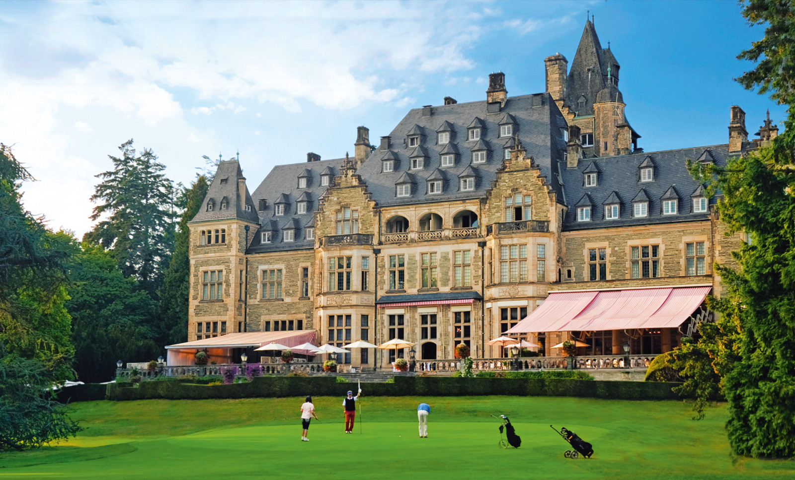 Blick auf das Schlosshotel in Kronberg mit Park und Golfanlage