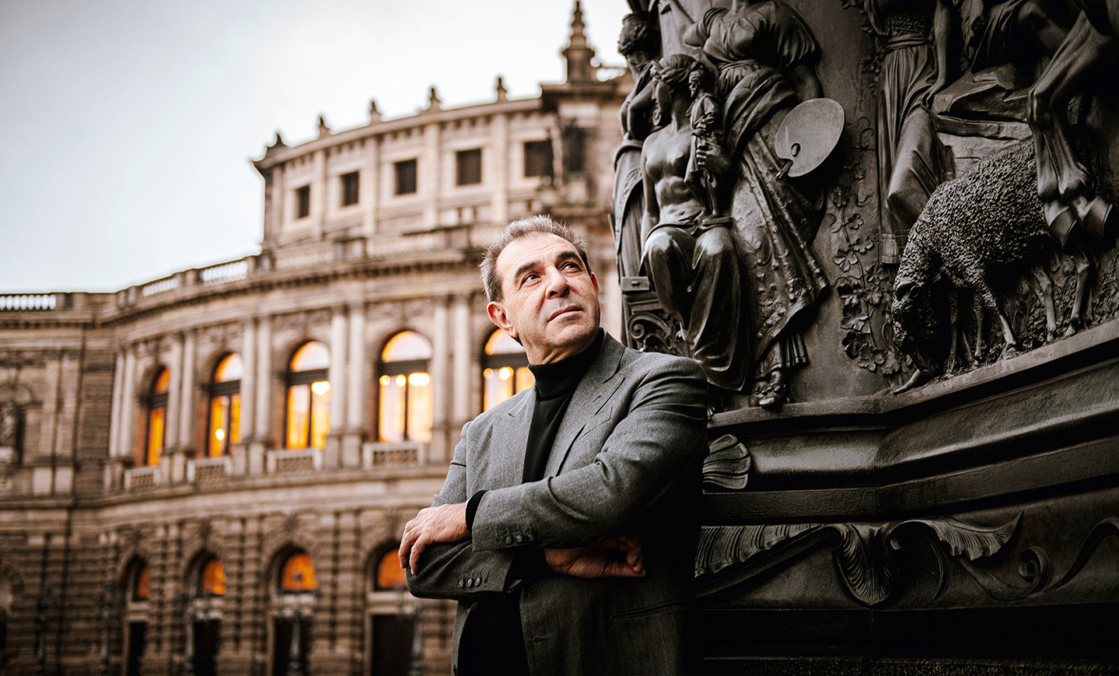 Portrait des Dirigenten Daniele Gatti vor der Semperoper Dresden   