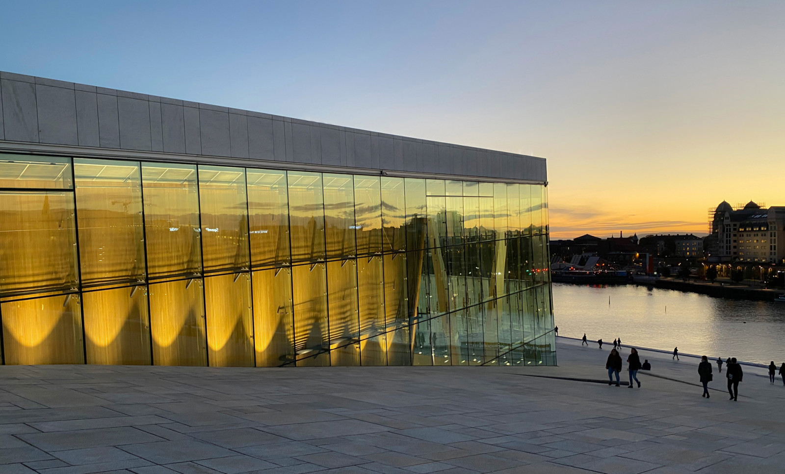 Die Glasfassade des Opernhauses Oslo im Abendlicht 