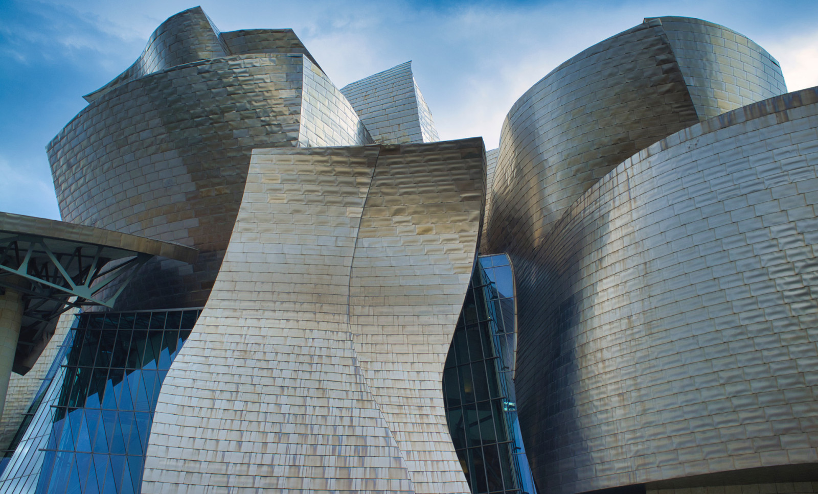 Nahaufnahme der Fassade des Guggenheim Museums in Bilbao vom Architekten Frank O. Gehry
