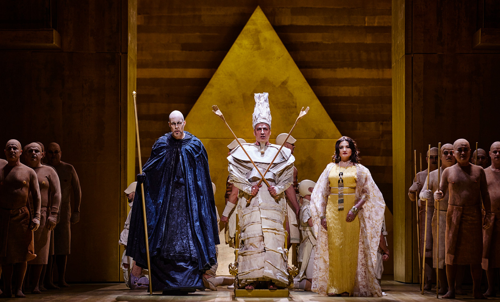 Szene aus "Aida" an der Semperoper Dresden