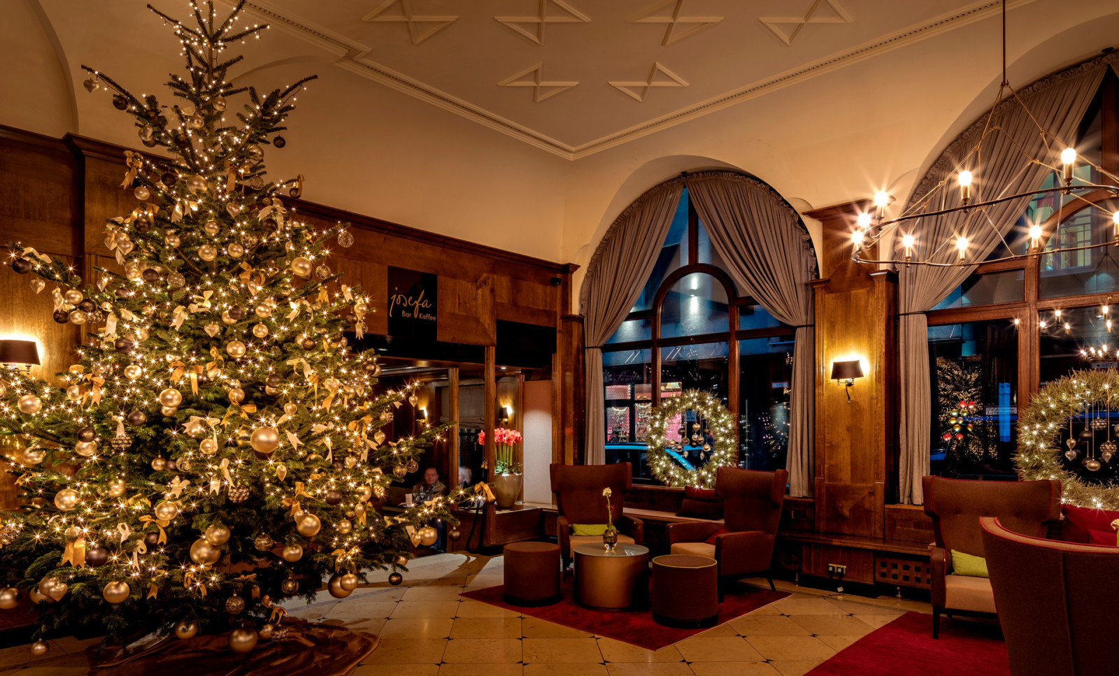 Das weihnachtlich geschmückte Hotel Platzl in München