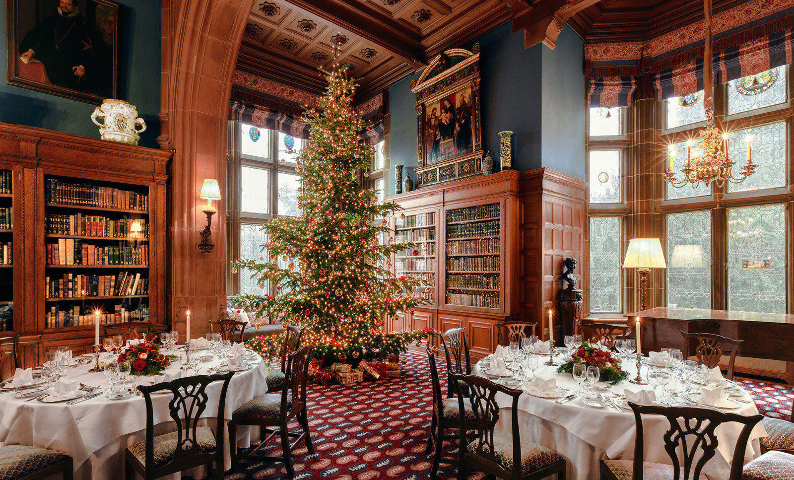 Die weihnachtlich geschmückte Bibliothek im Schlosshotel Kronberg