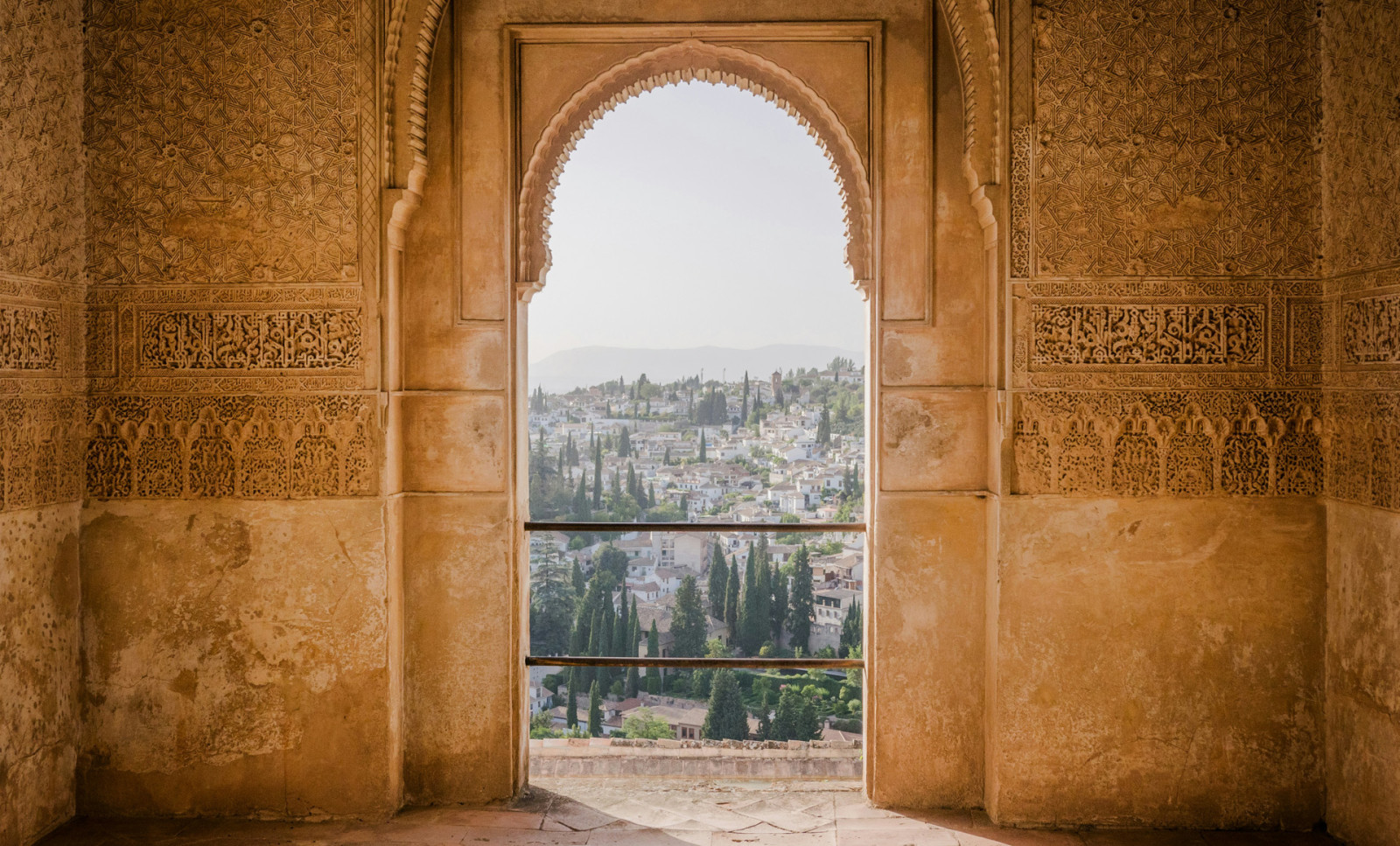 Blick aus einem Tor der Alhambra auf Granada     