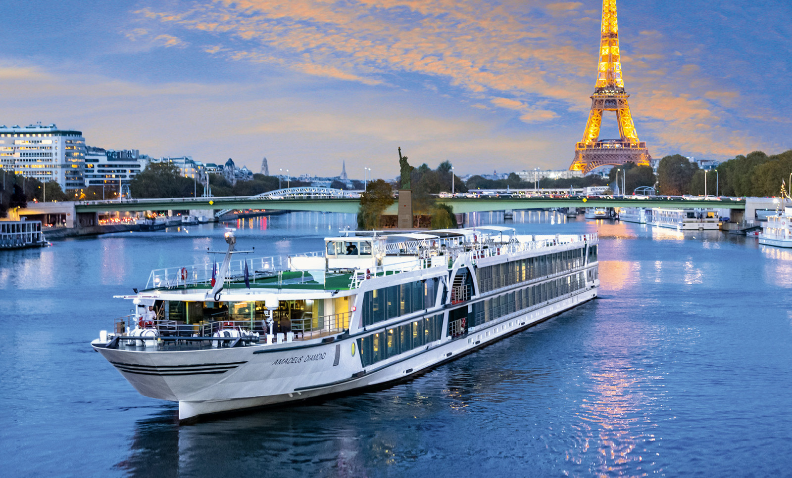 Die Amadeus Diamond auf der Seine bei der Ausfahrt von Paris mit Eiffelturm im Hintergrund