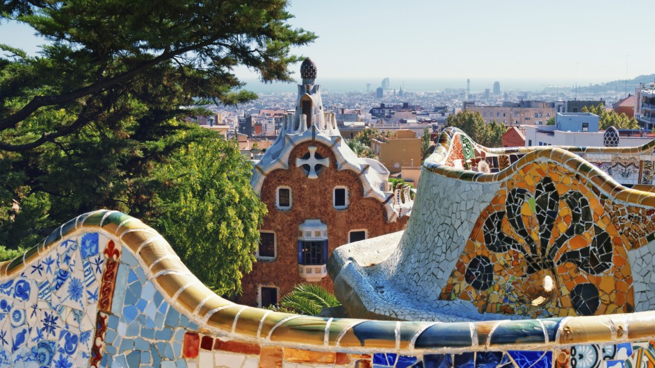 Barcelona,  Mosaike von Antoni Gaudi im Park Güell 