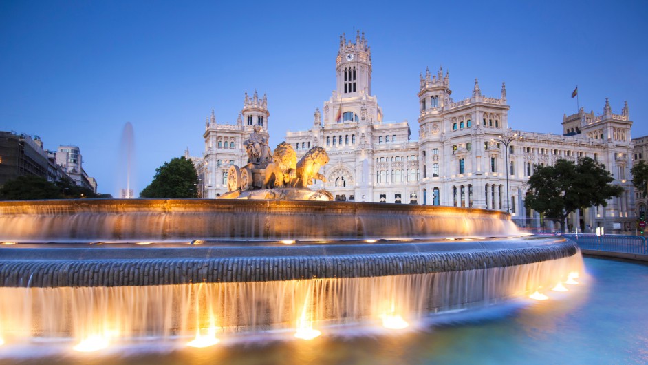 Plaza de la Cibeles mit dem Palacio de Comunicaciones in Madrid