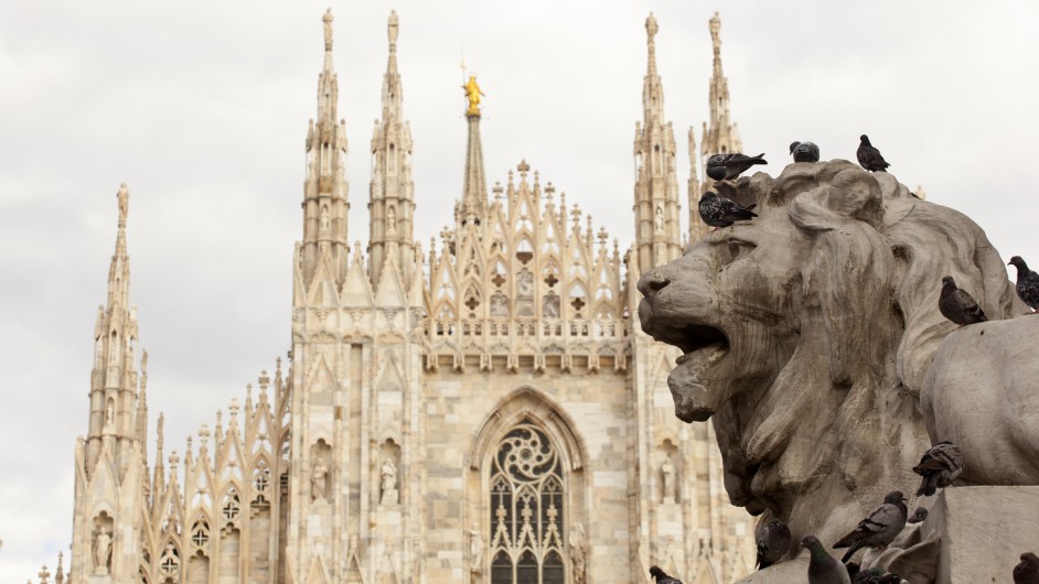 Löwenskulptur und Dom in Mailand