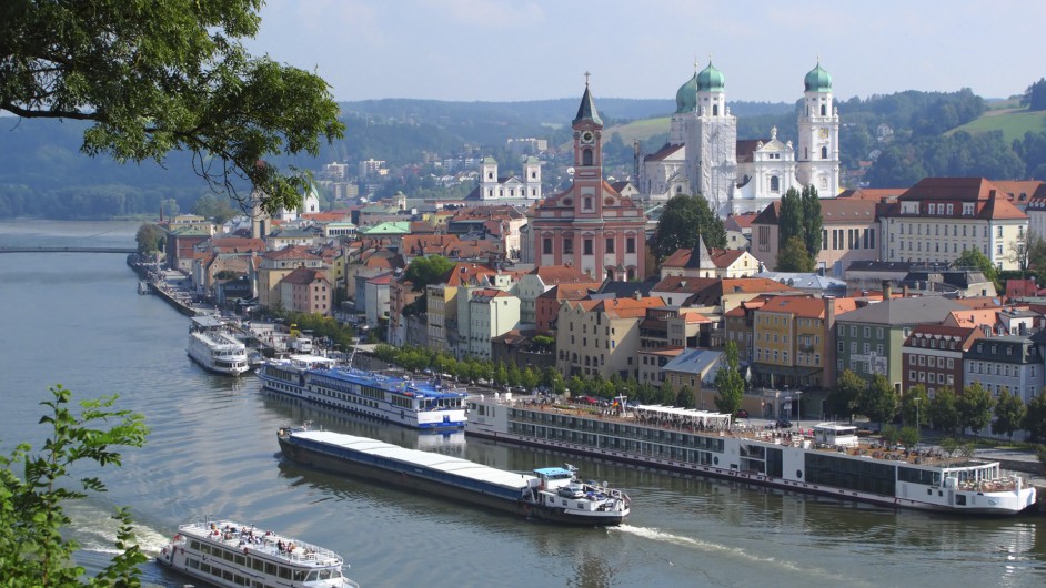 Altstadt von Passau an der Donau mit Schiffanlegestelle 