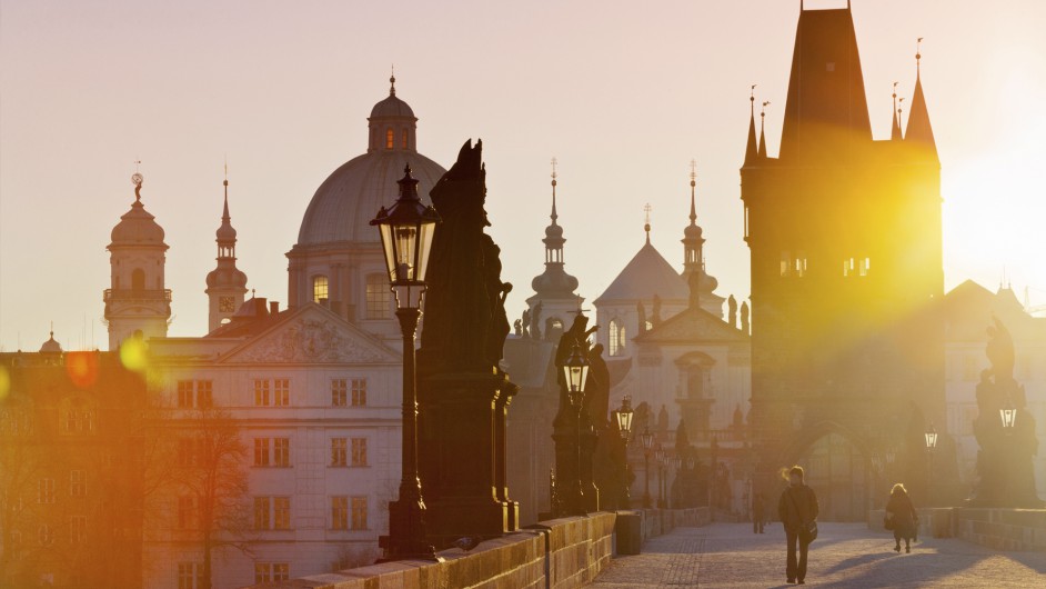 Karlsbrücke in Prag im Sonnenlicht 